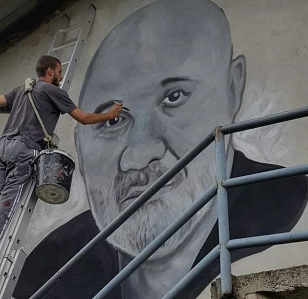 Код Добоја мештани одали признање велоком човеку и доктору: Мурал лекару Лазићу